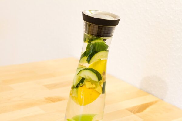 Bebidas naturales con frutas y plantas para una hidratación saludable